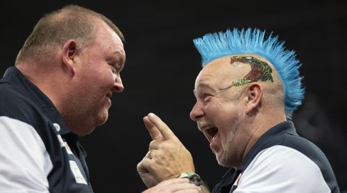 Peter Wright und John Henderson freuen sich riesig