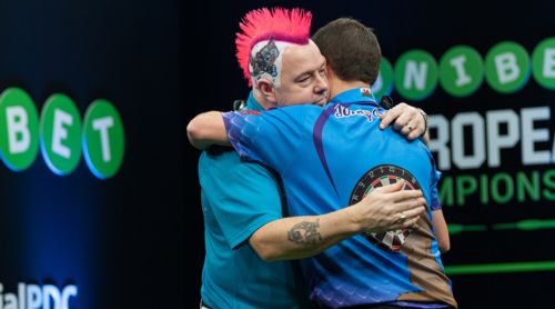 Peter Wright besiegte Jonny Clayton in einem Krimi bei der Dart EM