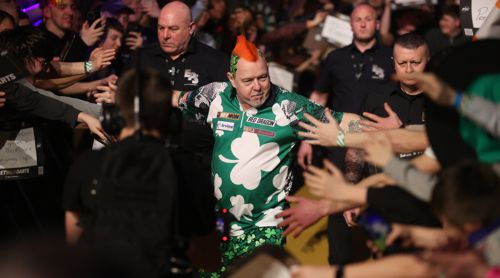 Peter Wright zeigt in Dublin sein Kleeblatt-Shirt