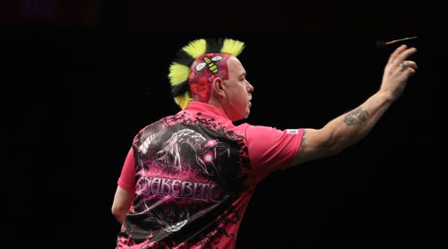 Peter Wright mit radioaktiver Frisur und Kopfbemalung