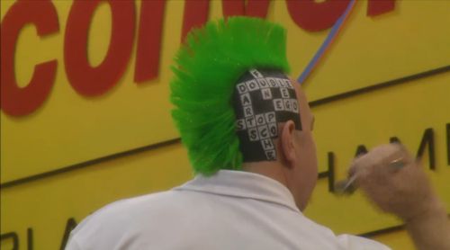 Peter Wright präsentiert den Fans in Minehead ein Darts-Kreuzwortraetsel