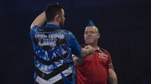 Luke Humphries mit Glueckwunsch fuer Peter Wright