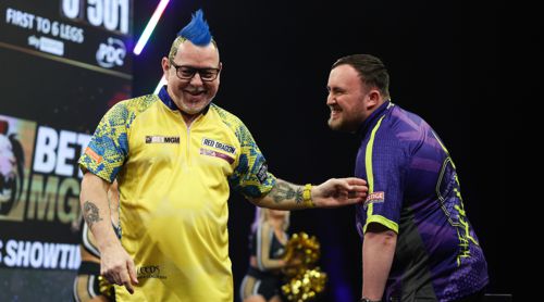 Peter Wright und Luke Littler albern