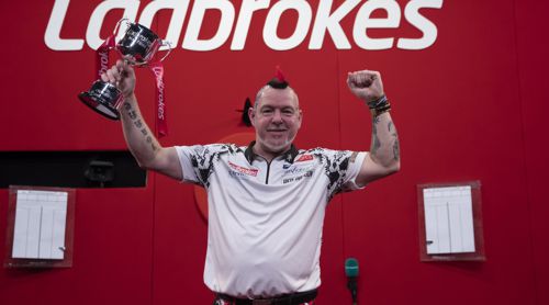 Peter Wright mit dem Masters-Pokal