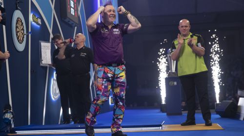 Michael van Gerwen klatscht Beifall für Weltmeister Peter Wright