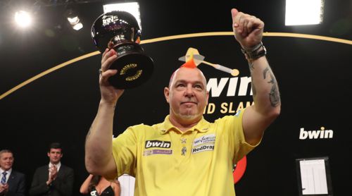 Peter Wright mit der Mini-Ausführung des Grand Slam of Darts Pokals