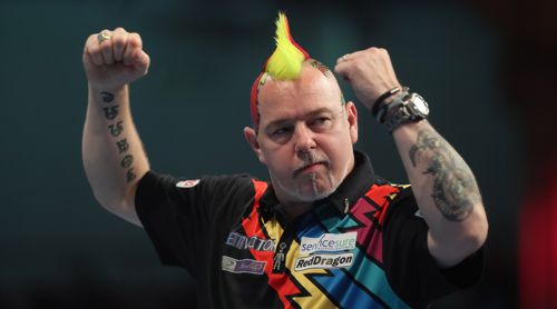 Peter Wright lässt seine Muskeln spielen