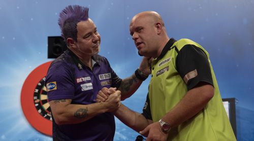 Michael van Gerwen entgeht dem Blick von Peter Wright