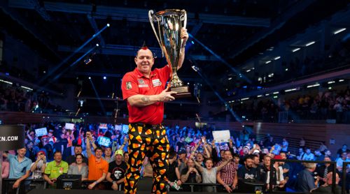 Peter Wright in der Castello Arena Düsseldorf mit dem Pokal