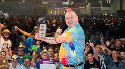 Peter Wright und der Pokal bei den International Darts Open
