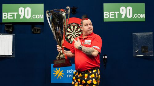 Peter Wright mit dem überdimensionierten Pokal für das German Darts Masters