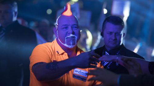 Peter Wright mit Spezialfarbe für Haare und Bart, die im Schwarzlicht leuchtet