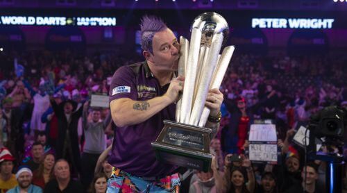 Peter Wright mit dem Pokal des Weltmeisters