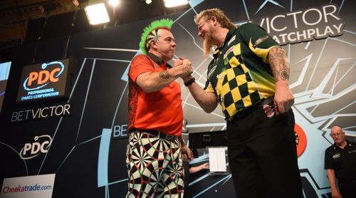 Peter Wright und Simon Whitlock freundschaftlich