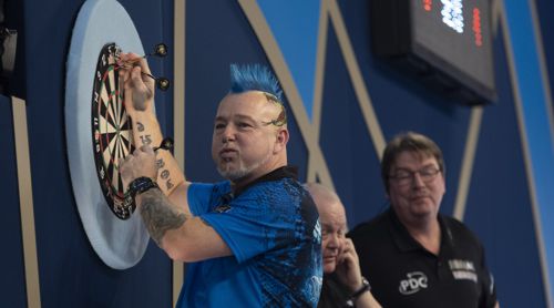 Peter Wright wirft seiner Frau einen Kuss zu