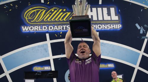 Peter Wright mit Pokal und Michael van Gerwen mit Pokälchen