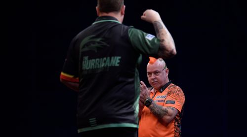 Peter Wright applaudiert Kim Huybrechts