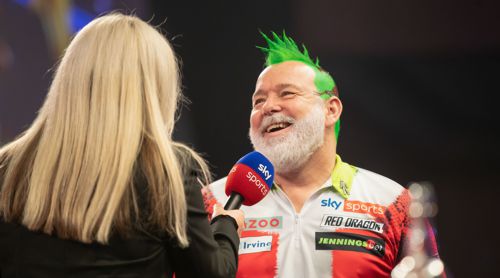 Peter Wright lacht mit Laura Woods