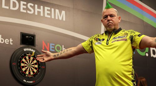 Peter Wright heute in gelb gekleidet