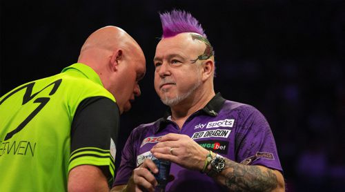 Peter Wright lauscht Michael van Gerwen