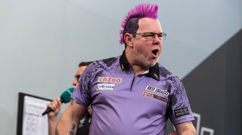 Peter Wright mit lila Dartshirt