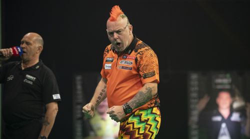 Peter Wright zu Ehren seines holländischen Kontrahenten mit orangem Shirt