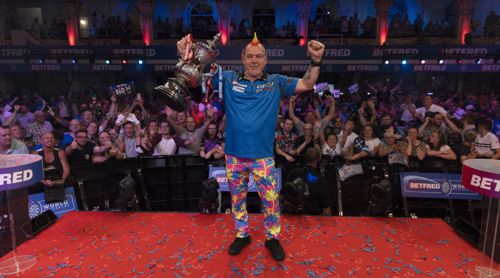 Peter Wright präsentiert den Phil Taylor-Pokal