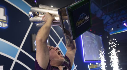 Peter Wright mit dem Pokal des Weltmeisters