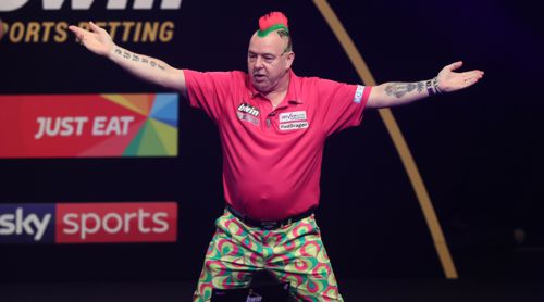 Peter Wright hüpft diesmal in pink über die Bühne des Grand Slam of Darts