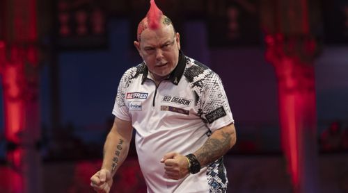 Peter Wright mit rosa Haaren