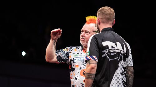 Peter Wright erklärt Danny Noppert die Flugbahn