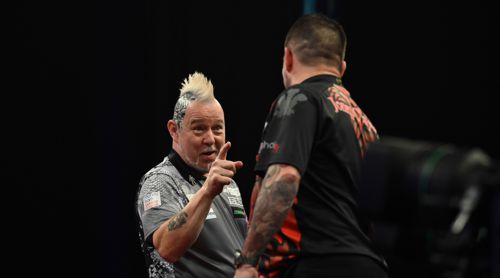 Peter Wright zeigt auf Jonny Clayton