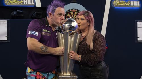 Weltmeister Peter Wright mit seiner Ehefrau und Managerin