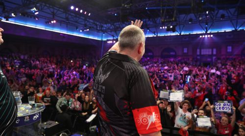 Phil Taylor winkt den Fans im Alexandra Palace zum Abschied