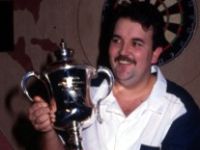 Phil Taylor besiegt 1992 Mike Gregory im Finale der Weltmeisterschaft