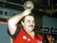 Phil Taylor gewinnt 1995 in der Circus Tavern, Purfleet, seine erste PDC Weltmeisterschaft