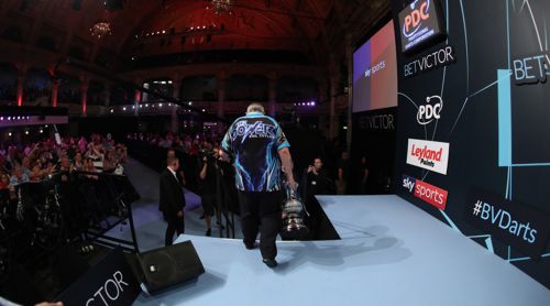 Phil Taylor verlässt mit seinem 16. World Matchplay Pokal die Bühne in Blackpool