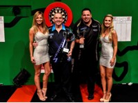 Phil Taylor und Adrian Lewis mit Pokal und Walk on Girls