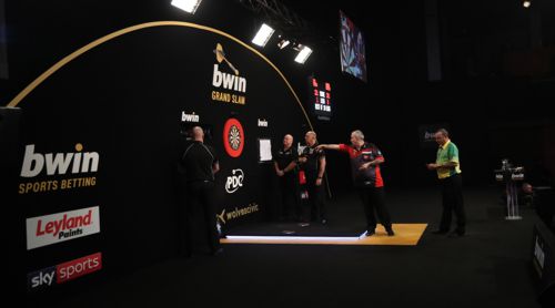 Phil Taylor spazierte über Darren Webster in das Viertelfinale des Grand Slam 2017