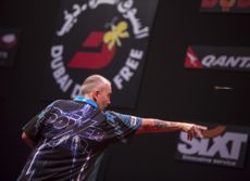 Phil Taylor mit der perfekten Wurftechnik im Dartsport