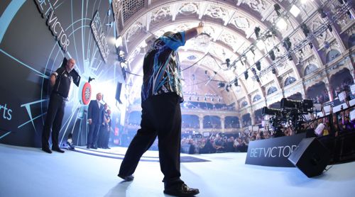 Phil Taylor bei seinem allerletzten World Matchplay Turnier im Emperess Ballroom