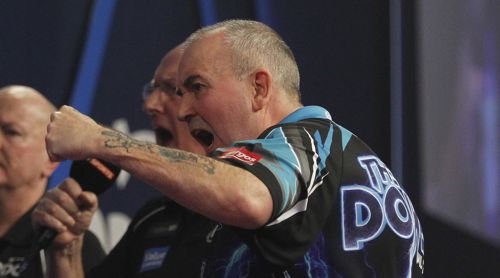 Phil Taylor freut sich über den Einzug in das Achtelfinale der Weltmeisterschaft 2017