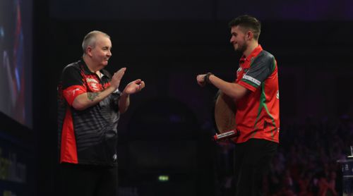 Phil Taylor gratuliert Jamie Lewis zu seiner phantastischen Weltmeisterschaft