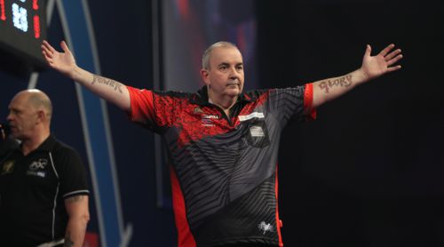 Phil Taylor freut sich über den Finaleinzug bei seiner 29. Weltmeisterschaft