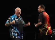Phil Taylor imitiert Kim Huybrechts in seinem Jubel