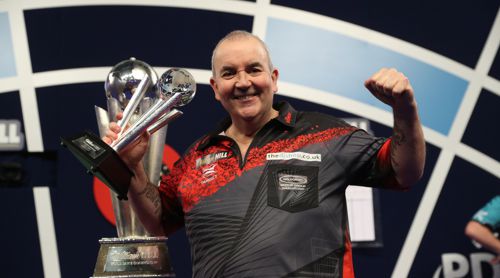 Phil Taylor mit dem kleineren Pokal des Vize-Weltmeisters