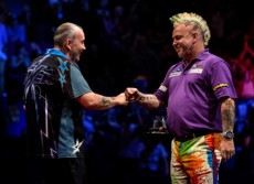Phil Taylor gelingt gegen Peter Wright ein 9-Darter