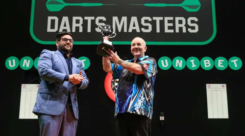 Phil Taylor präsentiert den Siegerpokal der Melbourne Darts Masters
