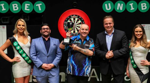 Phil Taylor mit den Walk on Girls und Offiziellen bei der Pokalübergabe