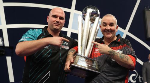 Phil Taylor und Rob Cross mit dem Weltmeister-Pokal, der Sid Waddell-Trophy